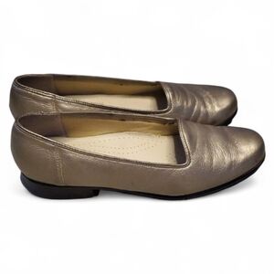 Trotters Leathet Women's Metallic Slip-On Loafers - Gold. Size 8 Narrow.